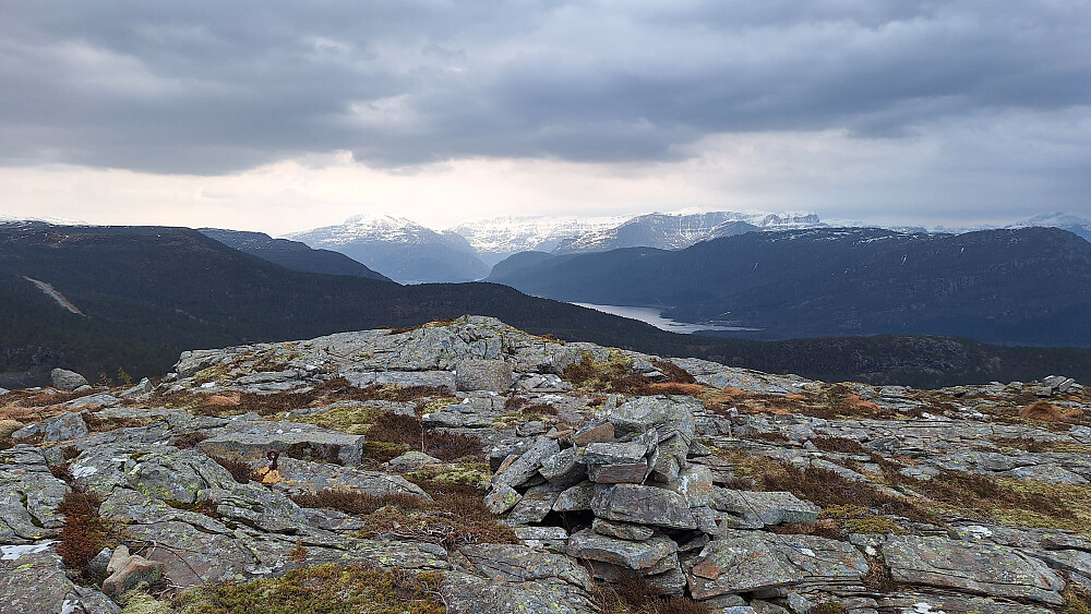 Mye snø i indre strøk. 