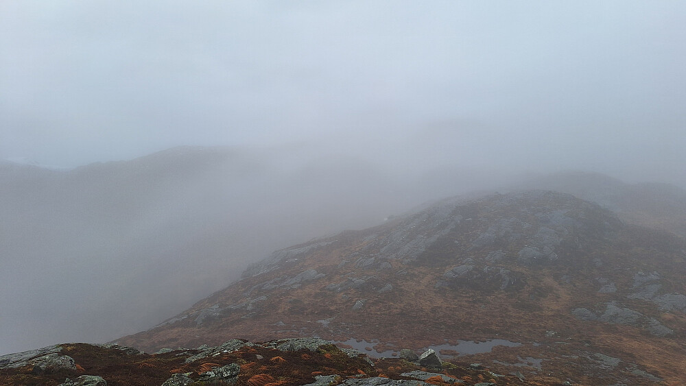 Tåka begynner å lette på første Blåfjellet. 