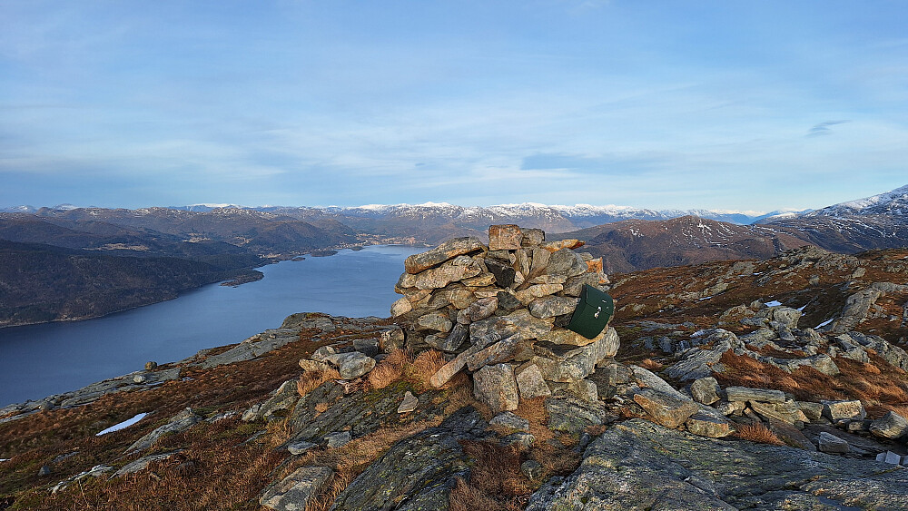 10-12 varmegrader på fjordnivå og litt kjøligere i høyden. Nysnøen i ytre strøk forsvant i en fei. 