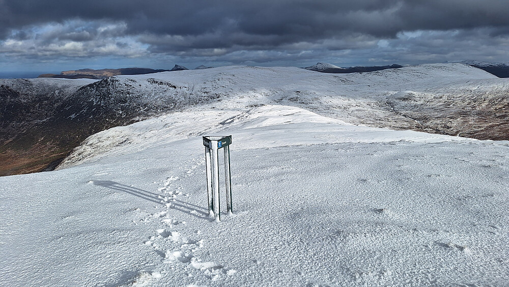 Stikryss like oppunder toppen. 