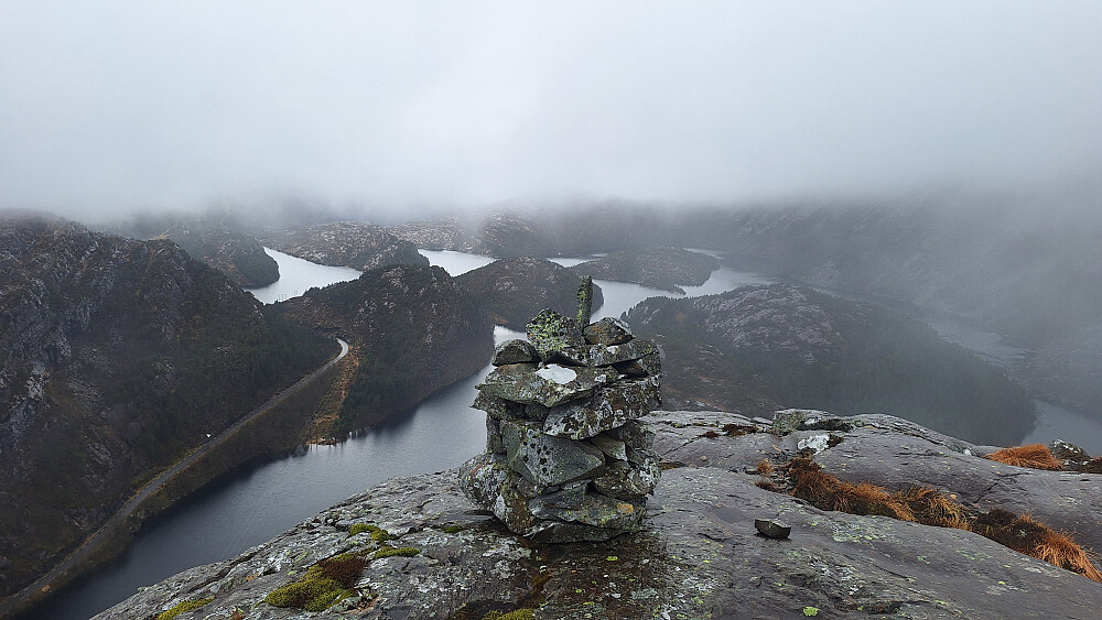 På kanten av stupet mot Svelgsvatnet. 