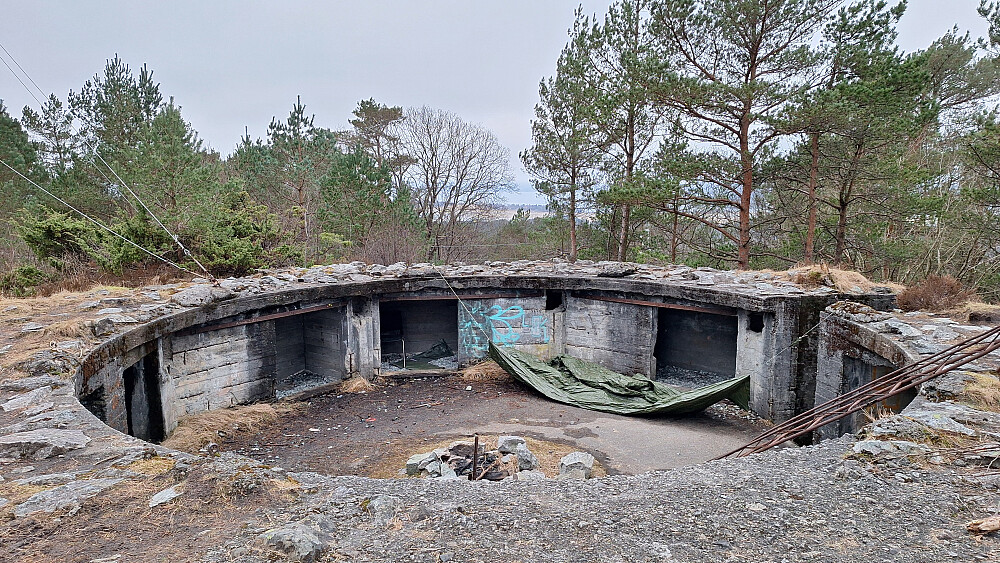 Krigsrester med strategisk plassering mot flyplassen.