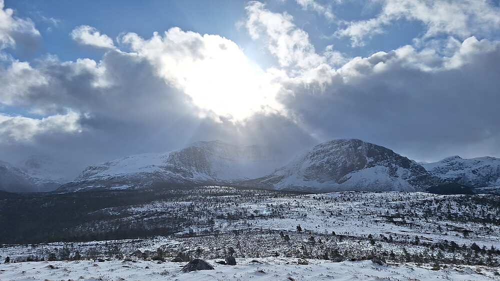 Hyppige værskifter og kraftig vind.