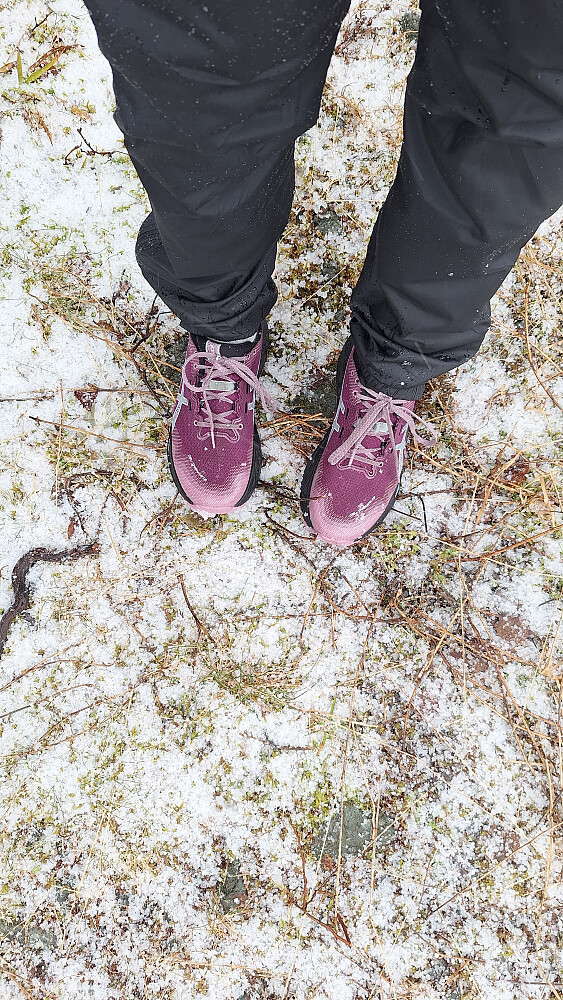 Hagl og snø i høyden. 