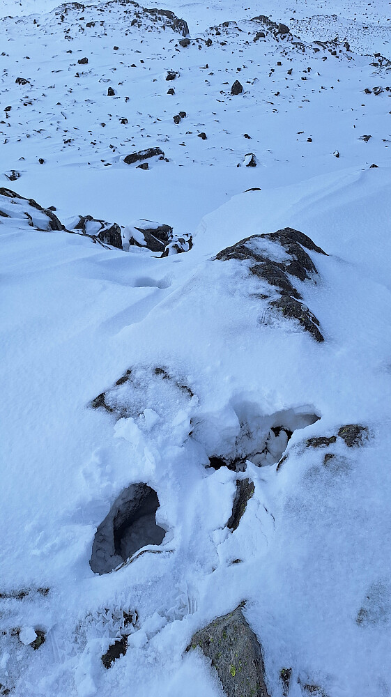 Klarte å ramle nedi her på toppen, snøen skjulte hullene. Men fikk bare pyntet begge beina med store merker.