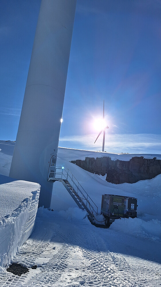 Fra T16 ut i snøen med toppmasta bak.
