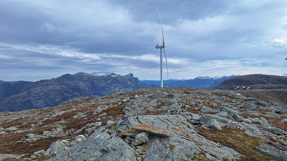 Marafjellet mot Hornelen. Snøen smelter raskt i ytre strøk. 
