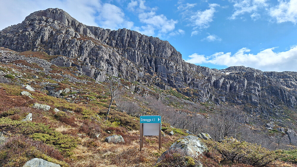 Stikryss ved Fossedalsvatnet med vestre Fossedalsegga bak.