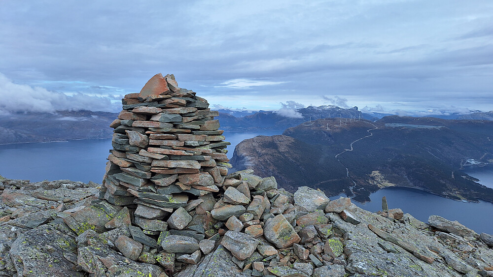 Hennøya vindpark bak.