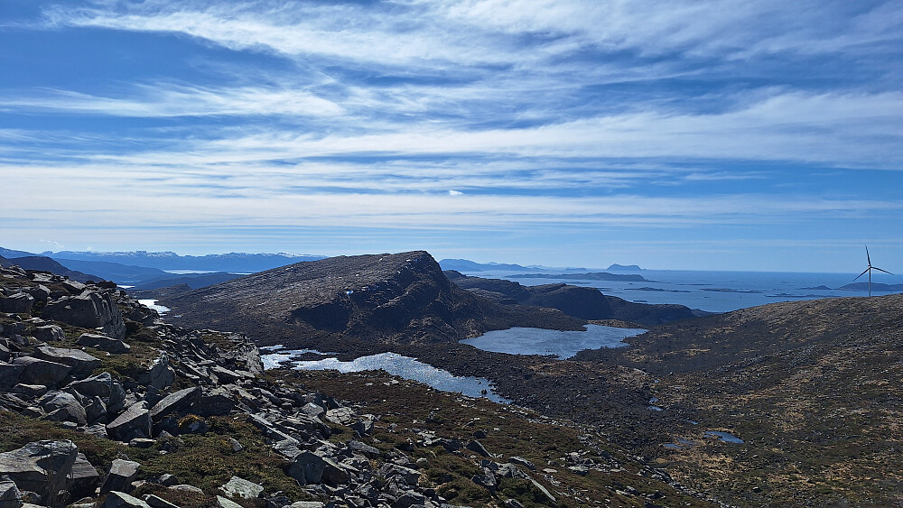 Først opp, deretter ned og opp igjen til Guleskarnipa midt i bildet. 