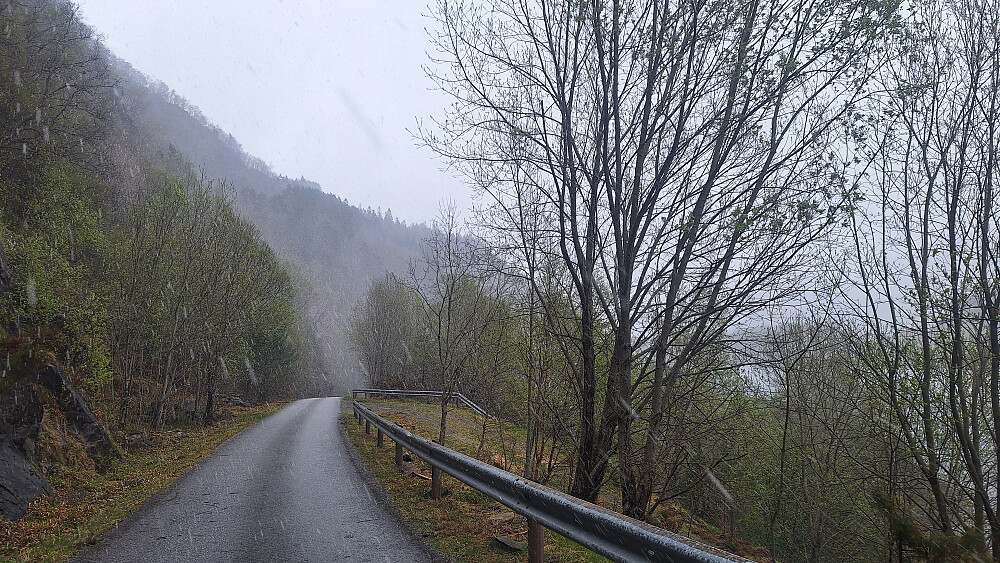 En kraftig blandingsbyge av hagl og snø angrep bakfra like ved bilen.