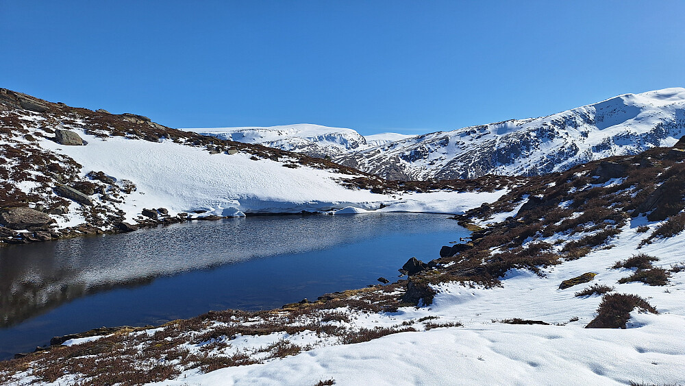 Tjernet mellom toppunktene. 