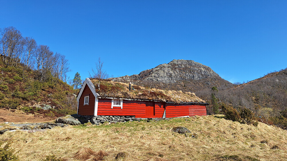 Stølen med Dyrdalsknausen bak.