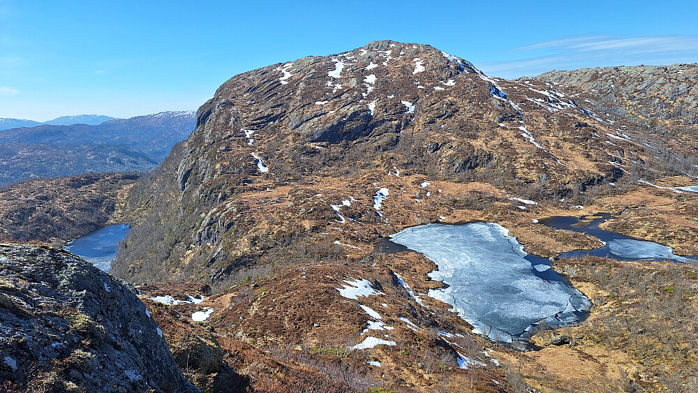 Bratt ned til Dyrdalsvatna.