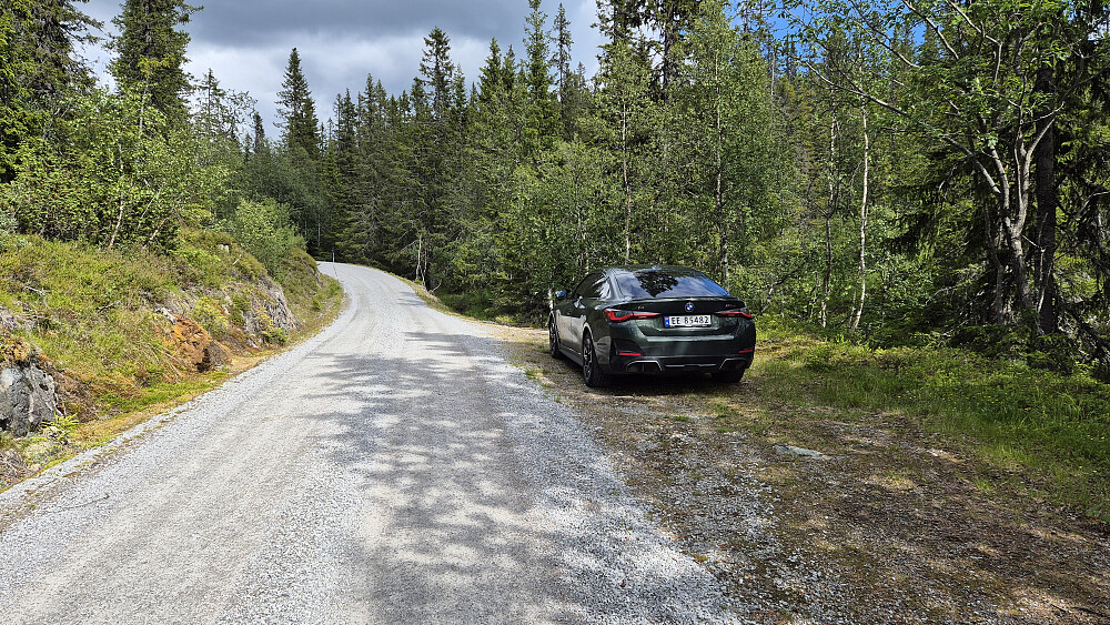 Parkeringslomma, hvor det er plass til noen få biler. Stien til Kyrkjefjell (1008) starter omtrent der grusveien forsvinner i bakgrunnen.