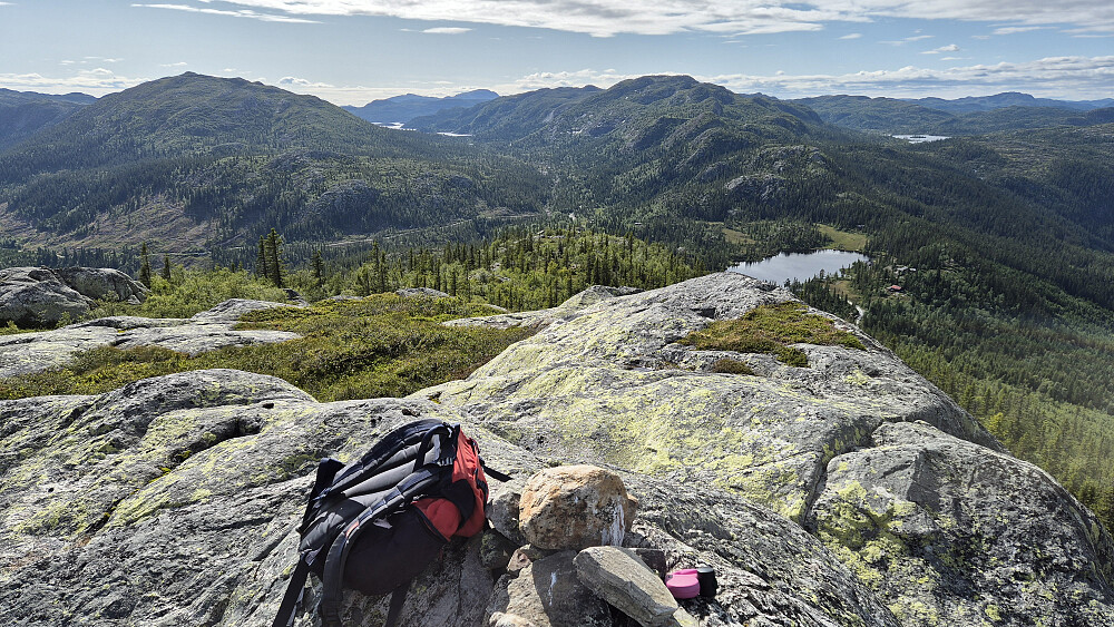 Utsikt mot vest fra toppen av Kyrkjefjell (1008). Bak til venstre er Mydalsfjellet (1138), mens Lomtjørnfjellet (1187) ses like til høyre for midten av bildet. Det høye fjellet helt bakerst og bitte litt til venstre, er Brattefjell (1540). Tjernet som ses ganske nærme nedenfor til høyre, er Sveigstjønn. Der ser man også litt av Kovvegen.
