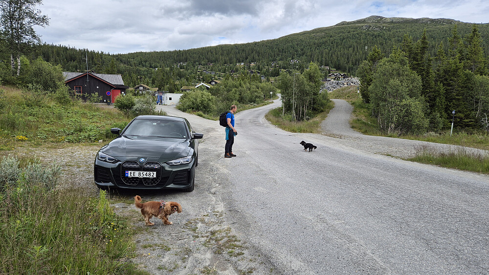 Luna, Øyvind og Aila klare for tur fra parkeringen. Vi gikk først opp gjennom hyttefeltet i bakgrunnen.