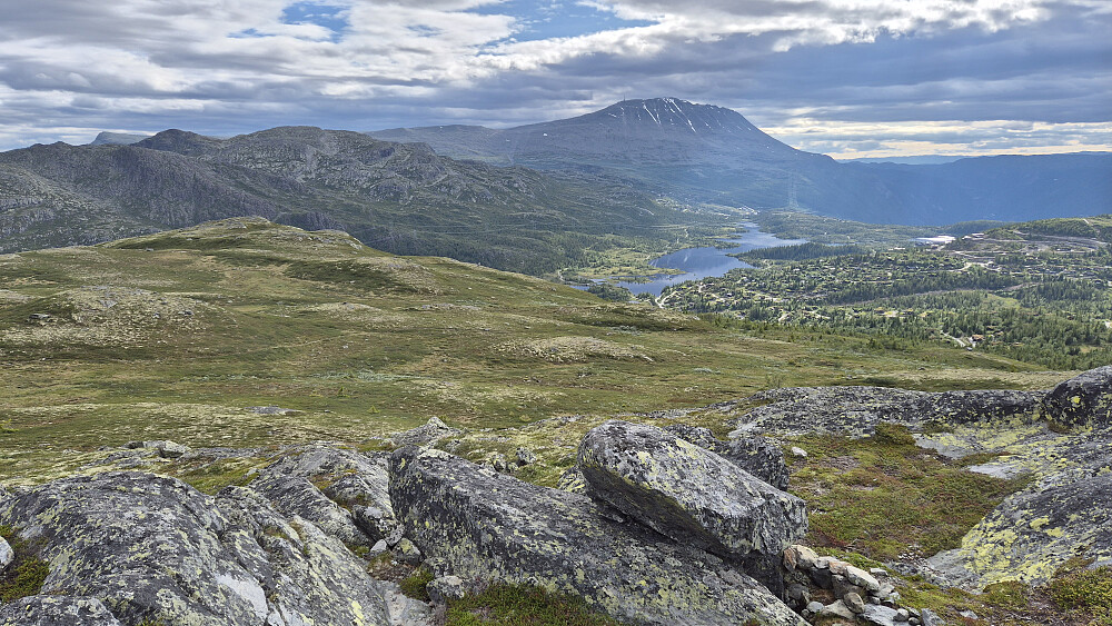 Utsikt mot Gaustatoppen (1883) fra høyden Vest for Lusetjønn (1214). Nedenfor til høyre ses hytteområdet ved Gaustablikk og Kvitåvatn.