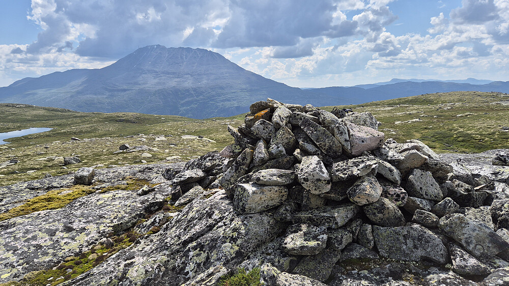 Toppvarden på Dalsnut (1237) nærmest, med Gaustatoppen (1883) ruvende i bakgrunnen.
