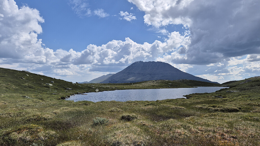 Fra returen, hvor jeg passerer tjernet på ca 1160 moh. Gaustatoppen (1883) ruver godt i bakgrunnen.