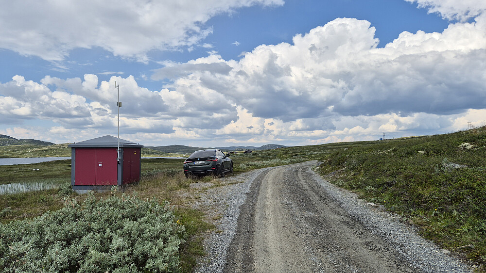 Parkering i en lomme ved denne tekniske installasjonen på østsiden av Sandvatn, som ses lengre bak i venstre bildekant.