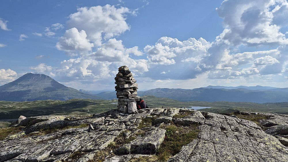 På toppen av Storenut (1241). Gaustatoppen (1883) ser nok litt høyere ut i bakgrunnen til venstre.