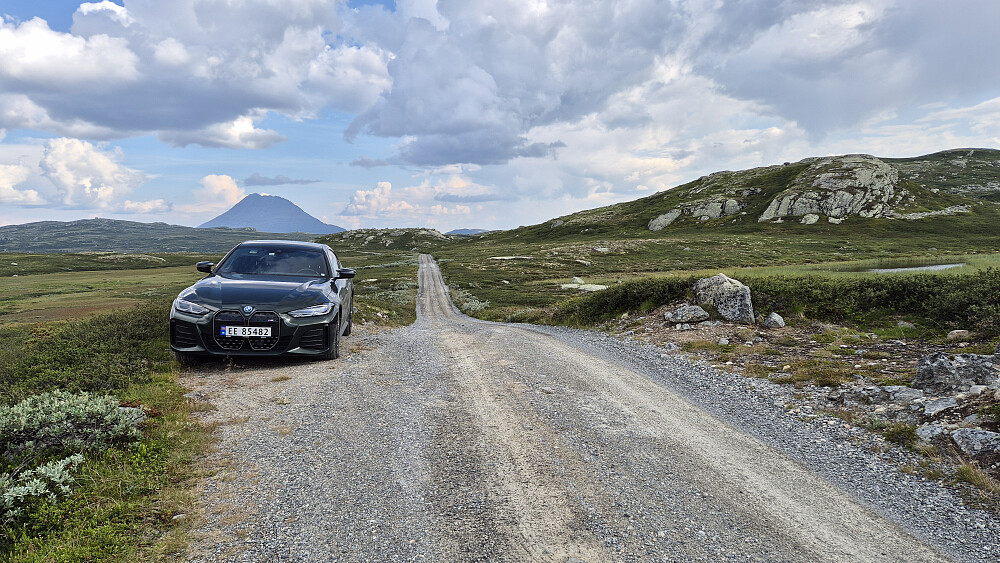Parkeringslomma langs Kalhovdvegen. Bildet tatt sørover. Gaustatoppen (1883) rager opp i bakgrunnen.