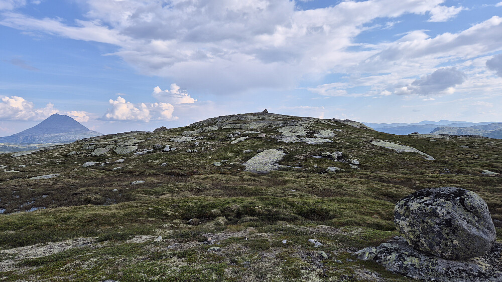 Få meter igjen til høyeste punkt på Nordre Olabunut (1252) her. Sannelig greide Gaustatoppen (1883) å snike seg med i bakgrunnen på dette bildet også ...