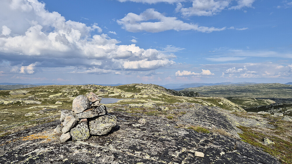 I forgrunnen er toppvarden på Nordre Olabunut (1252). Høyden lengre bak temmelig midt i bildet, er Nordre Olabunut trig. punkt (1252), som kun er ca 20 cm lavere.