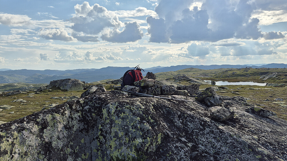 Bolter i fjellet på toppen av Nordre Olabunut trig. punkt (1252). Høyden lengre bak og litt til høyre, er høyeste punkt på Nordre Olabunut (1252).