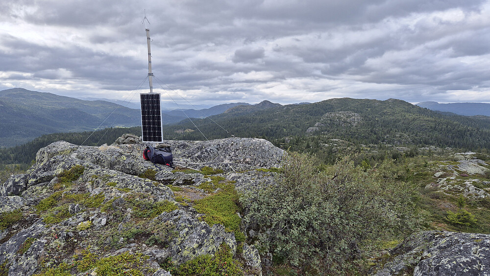 Den lille masta og solcellepanelet på toppen av Steinburonuten (1010). Lengre bak og til høyre ses Rorgefjell (1092).