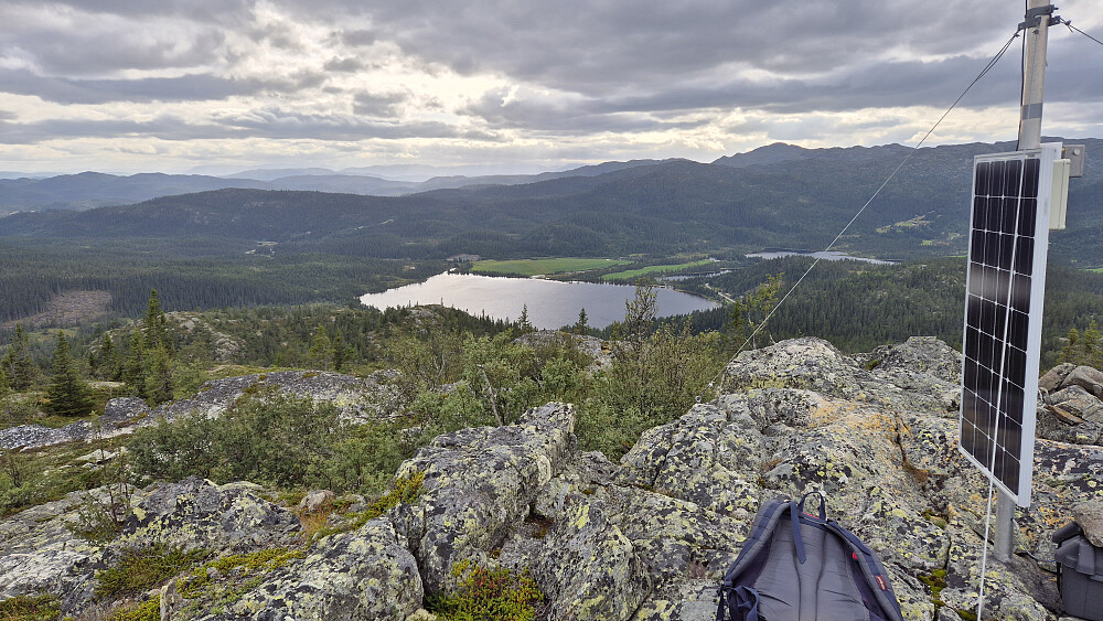 På toppen av Steinburonuten (1010). Utsikt i vestlig retning. Vannet midt i bildet er Vikvatn.