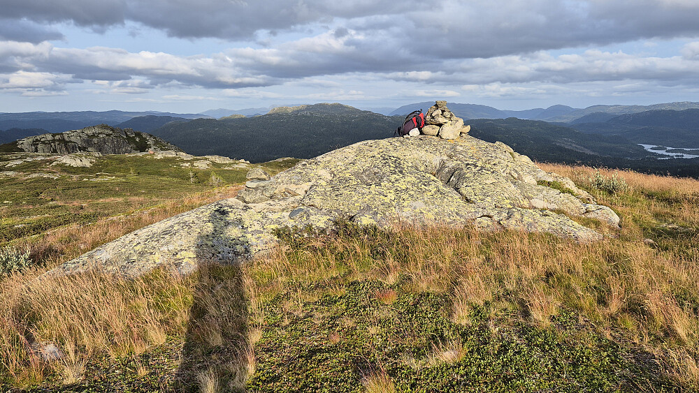 Toppvarden på Rorgefjell (1092) i fint sollys. Utsikt mot øst/sørøst. I bakgrunnen midt i bildet, er Brenderustfjell/Rustfjellet (1166).