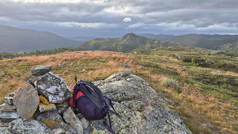 På toppen av Rorgefjell (1092). Utsikt mot nordvest. Nærmeste fjell i bakgrunnen nokså midt i bildet, er Mjøltenuten (1123).