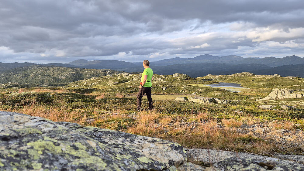 Utsikt mot nordøst fra toppen av Rorgefjell (1092). I bakgrunnen til høyre er Brattefjell (1540) høyeste topp. Til venstre i bildet er Bosnuten (1431) det høyeste fjellet.