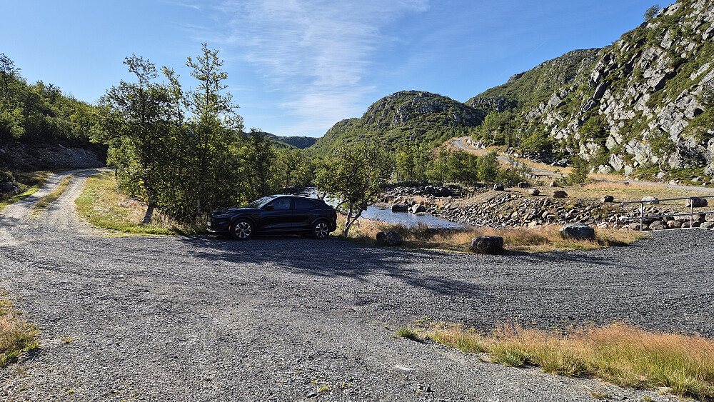 Parkeringen. Grusveien jeg fulgte i starten, ses til høyre.