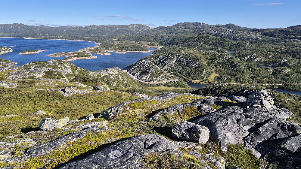 På Urdetjønnfjell Nordøst-2 (1105), med utsikt tilbake mot bl.a. det store vannet Vindsjåen og Vindsjåvegen. Kollen med mye nakent berg nøyaktig midt i bildet, er høyden Sørøst for Vindsjådammen (1007).