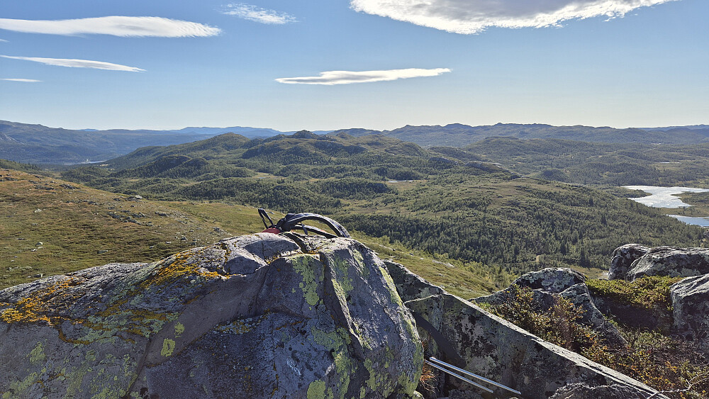 På toppen av Urdetjønnfjell (1139). Utsikt mot øst. Det nærmeste fjellet i bakgrunnen, bitte litt til venstre i bildet, er Døvlingstjørnfjellet (1130). Dit gikk neste tur denne dagen.