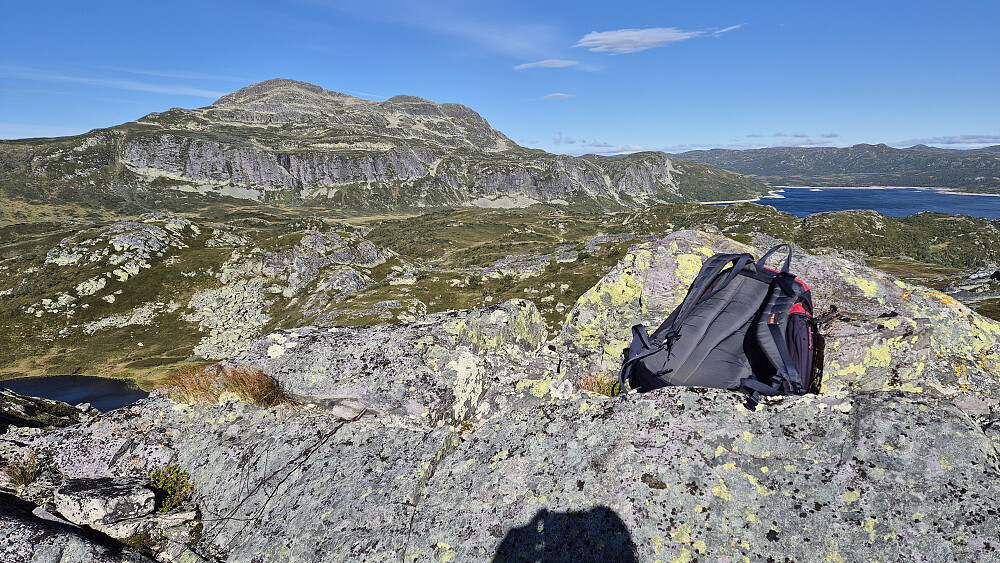 På toppen av Urdetjønnfjell (1139). Bak til venstre ruver Vindeggen (1516). Helt til høyre ser man vindkulene på Vindsjåen, så innsjøen bærer sitt navn med rette i dag.
