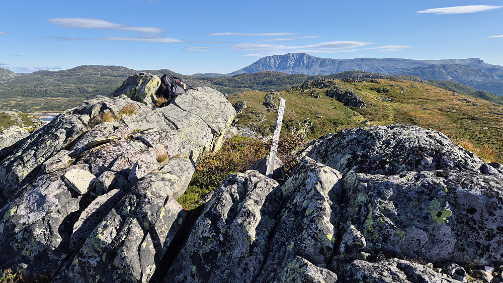 Toppområdet på Urdetjønnfjell (1139) var ganske ujevnt. I tillegg lå det igjen rester av ståltråd. Så her måtte jeg trå litt varsomt for ikke å snuble i vindkastene. Bildet tatt i nordøstlig retning, og da fanger selvsagt Gaustatoppen (1883) mye av oppmerksomheten.