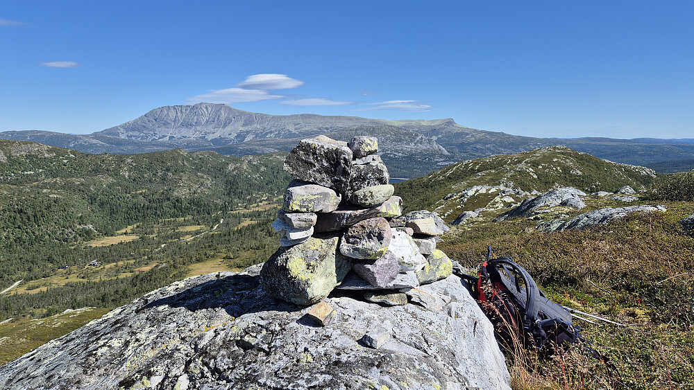 Toppvarden på Døvlingstjørnfjellet (1130). I bakgrunnen til venstre ruver Gaustatoppen (1883).