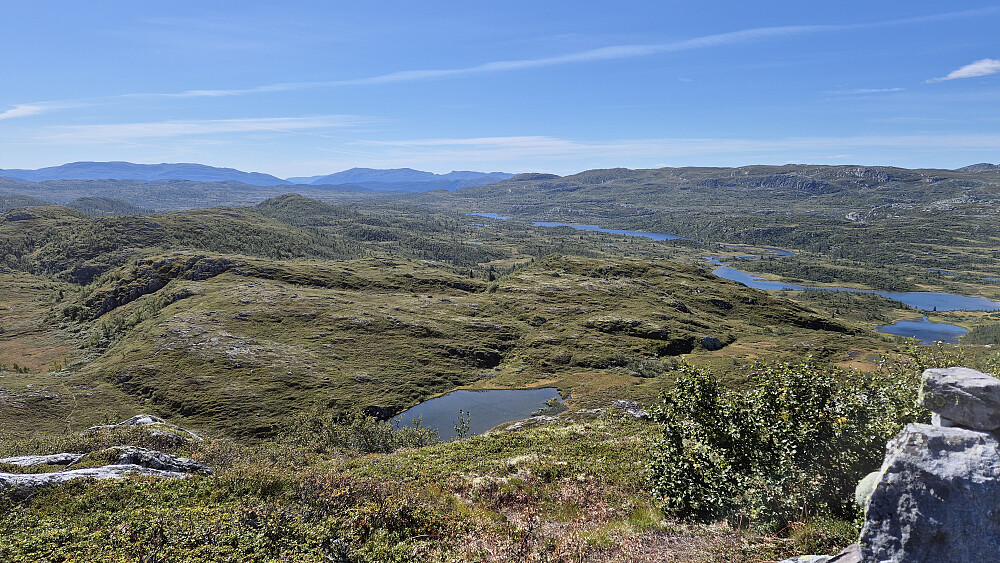 Utsikt sørover fra toppen av Døvlingstjørnfjellet (1130).