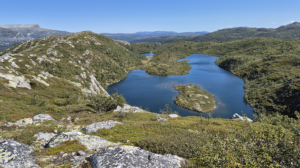 Jeg står på høyden like nordøst for Døvlingstjørnfjellet (1130), og ser utover Døvlingstjørnan. Neste turmål her er Døvlingstjørnfjellet Nordøst (1116), som er i enden av ryggen til venstre i bildet.