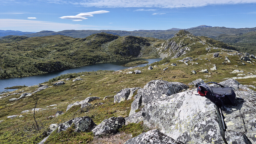 På toppen av Døvlingstjørnfjellet Nordøst (1116). Bildet tatt mot sørvest. Ryggen til høyre i bildet leder bort til selve Døvlingstjørnfjellet (1130), som er det tydelige toppunktet i enden av ryggen. Vannet nedenfor er Døvlingstjørnan, og på andre siden av dette ses Døvlingstjørnfjellet Sørøst (1117), litt til venstre i bildet.