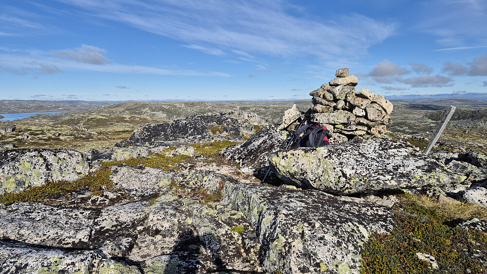 På toppen av Søre Afdalsnuten (1350). Bildet tatt mot nordvest. Langt, langt bak, like til venstre for toppvarden, skimtes Hardangerjøkulen.