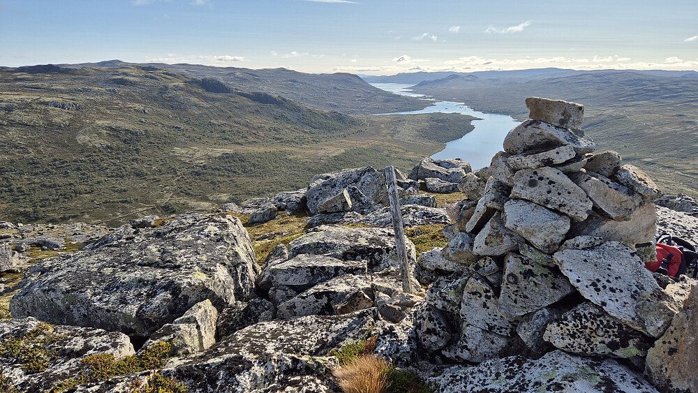 På toppen av Søre Afdalsnuten (1350). Utsikt tilbake mot Imingdalen. Nærmeste vannet er Vikvatn, mens det bakerste er Sønstevatn.