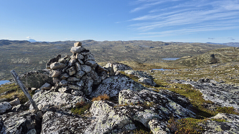 Toppvarden på Søre Afdalsnuten (1350). Utsikt mot sør. Jonsnuten (1453) er høyeste punkt på det slake høydedraget litt til høyre i bildet. Gaustatoppen ses langt bak til venstre.