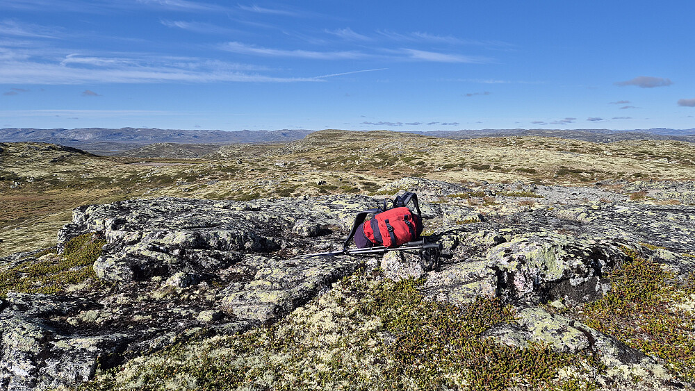 På toppen av Nordre Afdalsnuten (1348). Utsikt mot Søltjønnhovda (1357) og Søltjønnhovda Vest (1354), som er lengre bak midt i bildet. Sistnevnte topp er rett over sekken.