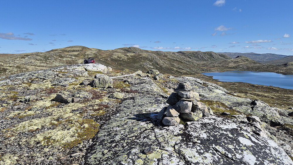 På turens laveste topp, Nord for Søltjønnsetre (1290), var det en nett, liten varde, som ikke sto på aller høyeste punkt. De to toppene i bakgrunnen på venstre side, er Søltjønnhovda Vest (1354) lengst til venstre, og Søltjønnhovda (1357) mer mot midten. Vannet til høyre er Austre Søltjønne.