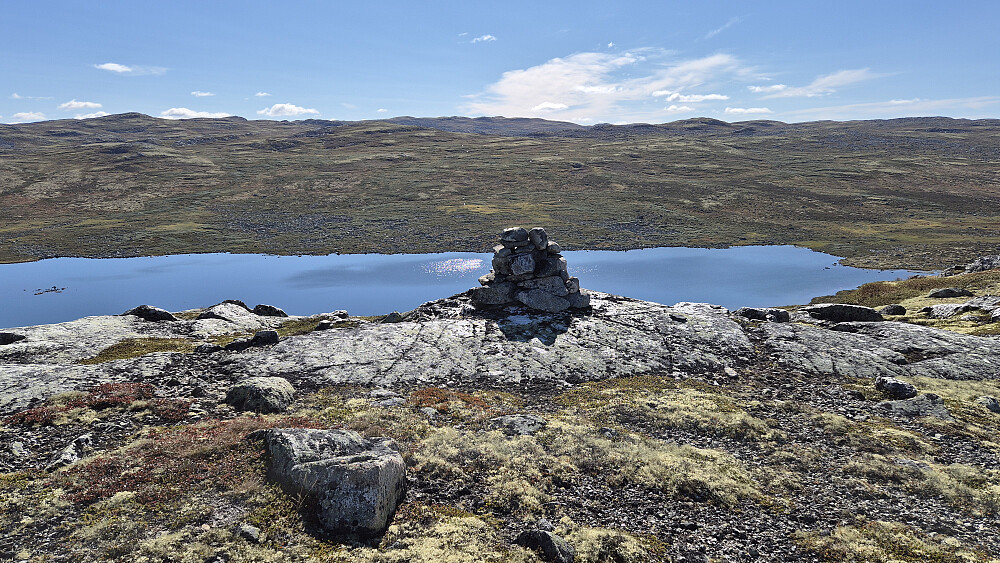Toppvarden på høyden Nord for Søltjønnsetre (1290) foran Austre Søltjønne. Jonsnuten (1453) befinner seg på høydedraget bakerst, rett over toppvarden, men selve toppen av Jonsnuten ses ikke på bildet.